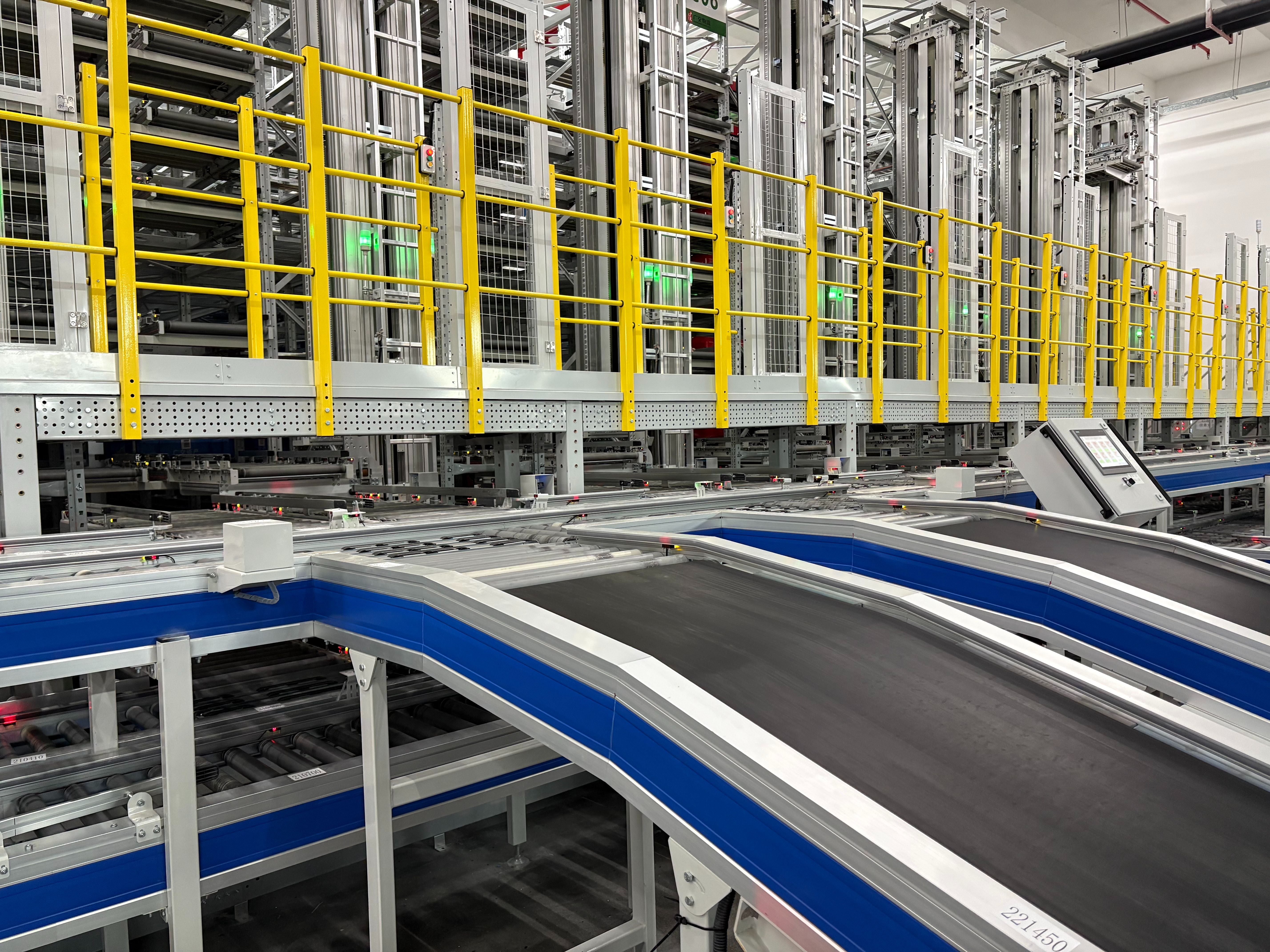 Automated pharmaceutical warehouse logistics system